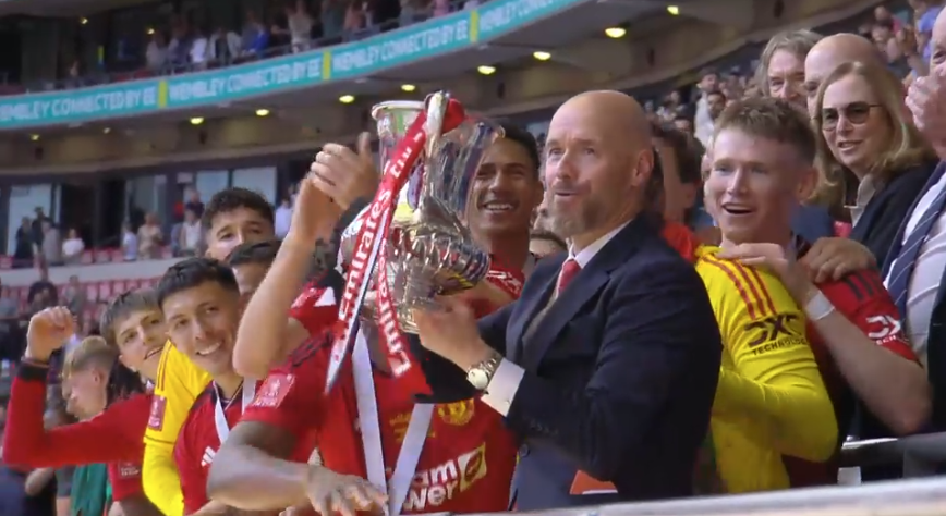 MUnitedFR's tweet photo. Erik ten Hag soulève son 2e trophée en 2 saisons. 🏆🏆❤️ #MUFC https://t.co/fEQtMOV6D2