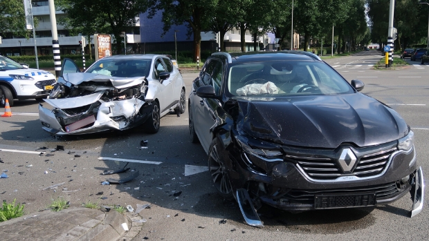 Auto's zwaar beschadigd na botsing op de Ettensebaan maar geen gewonden - bredavandaag.nl/l/419120