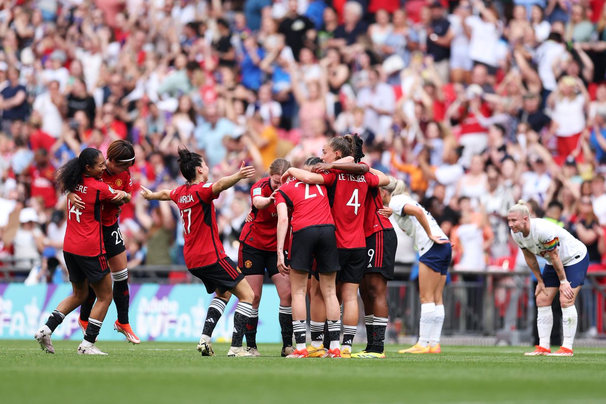 MelodyUnited's tweet photo. Manchester United mengawinkan gelar juara Piala FA pria dan wanita musim ini ❤🤍🖤

#MUFC #FACup
#MUWomen https://t.co/kswK8jas42