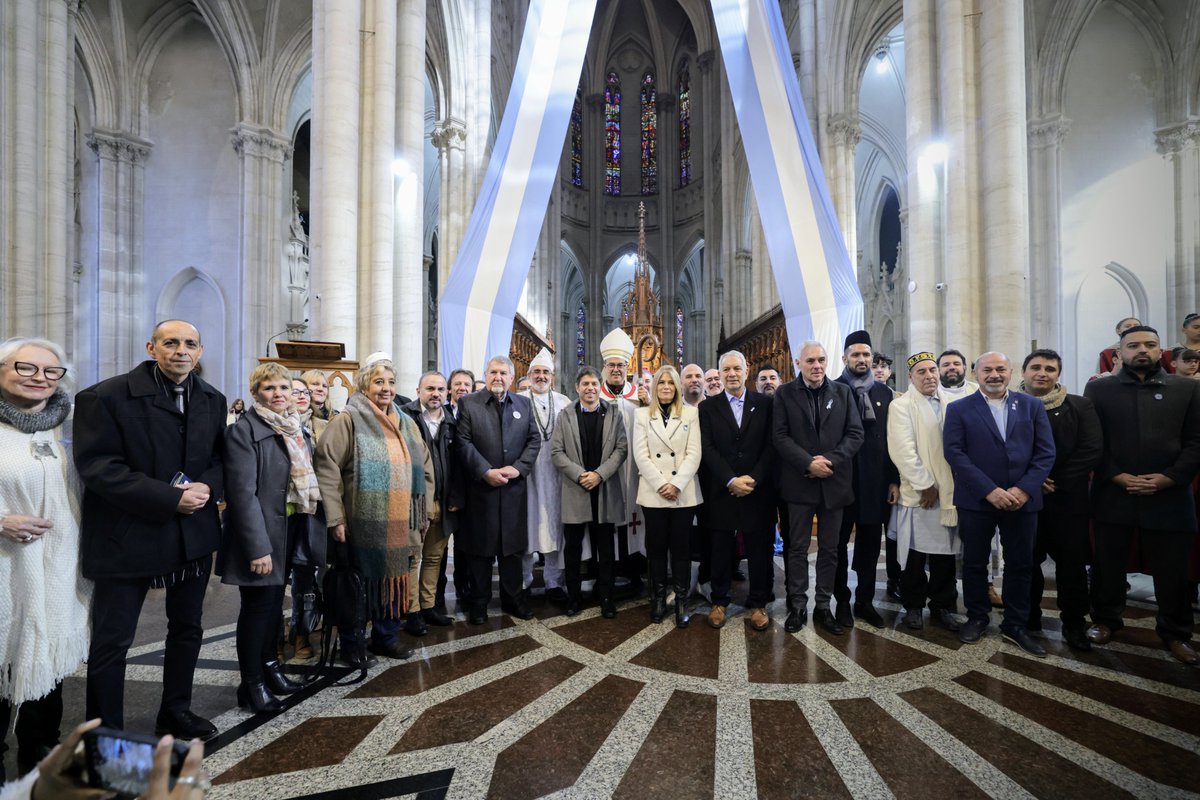 Kicillofok's tweet photo. Participamos del tradicional Te Deum por el #25DeMayo en la Catedral de La Plata, junto a representantes de diferentes credos.

Compartimos las palabras del Arzobispo Gabriel Mestre sobre la importancia de no permanecer indiferentes frente a las necesidades de nuestro pueblo y de mejorar nuestra capacidad de escucha para poder dar respuestas y construir un mejor futuro.

¡Viva Argentina! ¡Viva la Patria! 🇦🇷