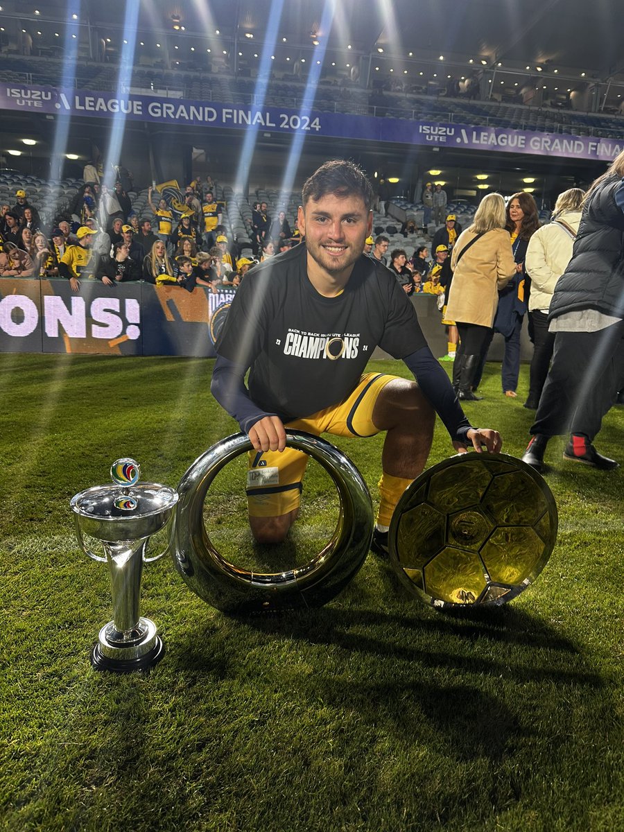 Obrigado Deus, por tudo. Primeira temporada! 👊🏾💛
🏟️ 40 jogos 
⚽️7 gols
👟11 assistências 
🏆3 títulos