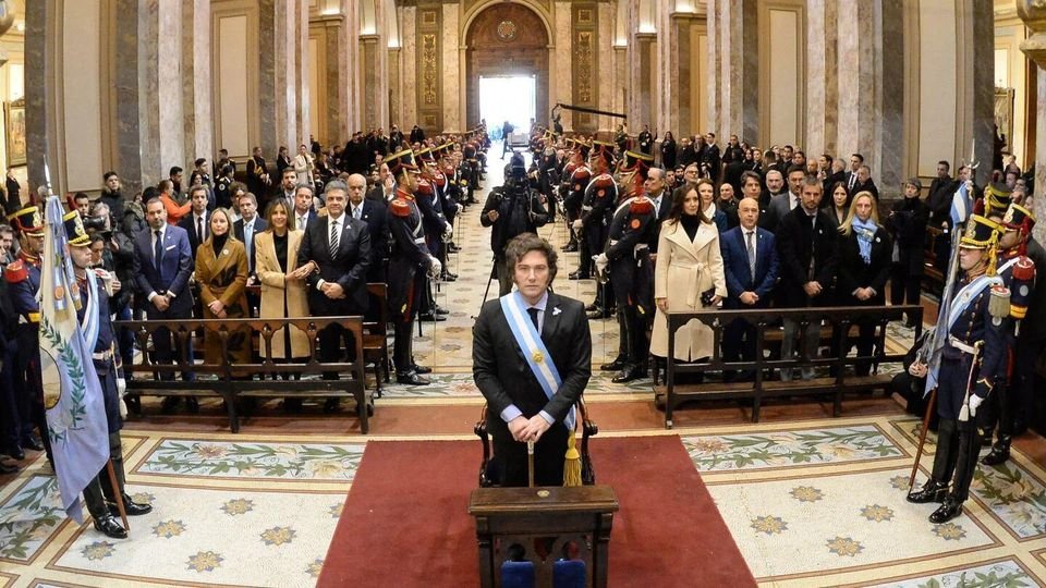 laruedanoticias's tweet photo. TEDEUM
Jorge Ignacio García Cuerva, Arzobispo de Buenos Aires: "Parecemos tener las manos paralizadas para el encuentro q construye fraternidad. Las manos paralizadas para abrazar a los heridos por la soledad y la tristeza. Las manos paralizadas para ser solidarios con los..." 👇 https://t.co/UJMtj8yXeX