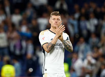 Mundo_MadridCF's tweet photo. ¡Hoy es el ultimo partido de Toni Kroos con el Real Madrid en el Santiago Bernabeu!  🏟️

Solo por eso voy a regalar su camiseta, requisitos:
- Dar RTa  este tuit.
- Seguir a @BoutiqueSports_ 
- Etiquetar a un amigo para doble oportunidad.

¡Sorteo internacional! 🌎 https://t.co/CK9dv7e1AA
