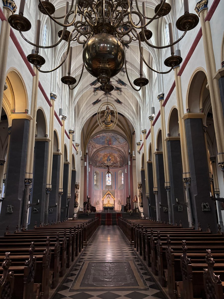 Prachtig raam in de Sint Servaas Basiliek in Maastricht