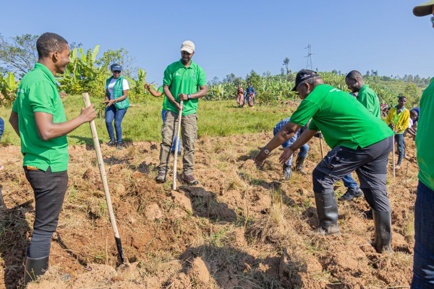 ARCOSNetwork's tweet photo. Today, @ARCOSNetwork joined @EnvironmentRw &amp; @REMA_Rwanda for the kick off of the #EnvironmentalWeek with a community work in Nyabikono site.

The occasion was marked by creating terraces on around 10 hectares and other practices promoting sustainable agriculture land management. https://t.co/WLdrT9xVQo