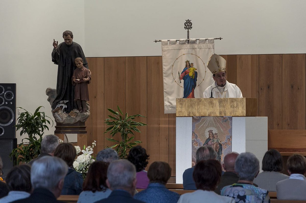 Ayer día de María Auxiliadora, el Sr. Arzobispo presidió la misa en la iglesia del colegio de los salesianos en Sarriguren. Después de la eucaristía  compartió la cena con la comunidad salesiana.