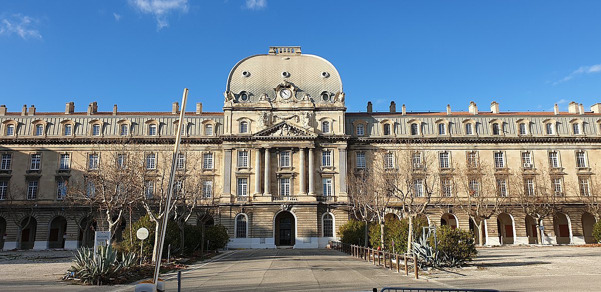 #AFFAIREAPOLLONIA TROIS NOTAIRES JUGÉS EN CORRECTIONNELLE Le palais Monthyon, à Marseille, ne devrait pas pouvoir accueillir un tel procès surdimensionné La caserne du Muy a été prêtée pour 7 ans avec une salle d'audience de 400 places, afin de rendre une justice digne de ce nom