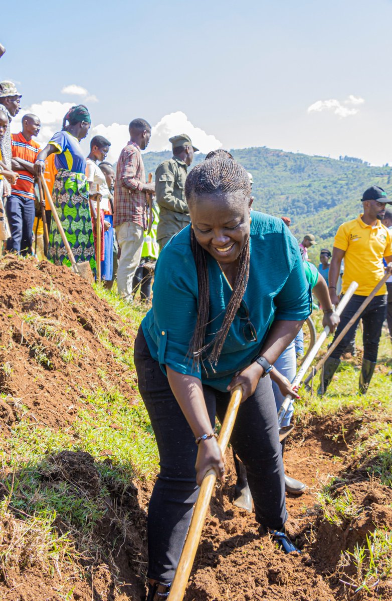 ARCOSNetwork's tweet photo. Today, @ARCOSNetwork joined @EnvironmentRw &amp; @REMA_Rwanda for the kick off of the #EnvironmentalWeek with a community work in Nyabikono site.

The occasion was marked by creating terraces on around 10 hectares and other practices promoting sustainable agriculture land management. https://t.co/WLdrT9xVQo