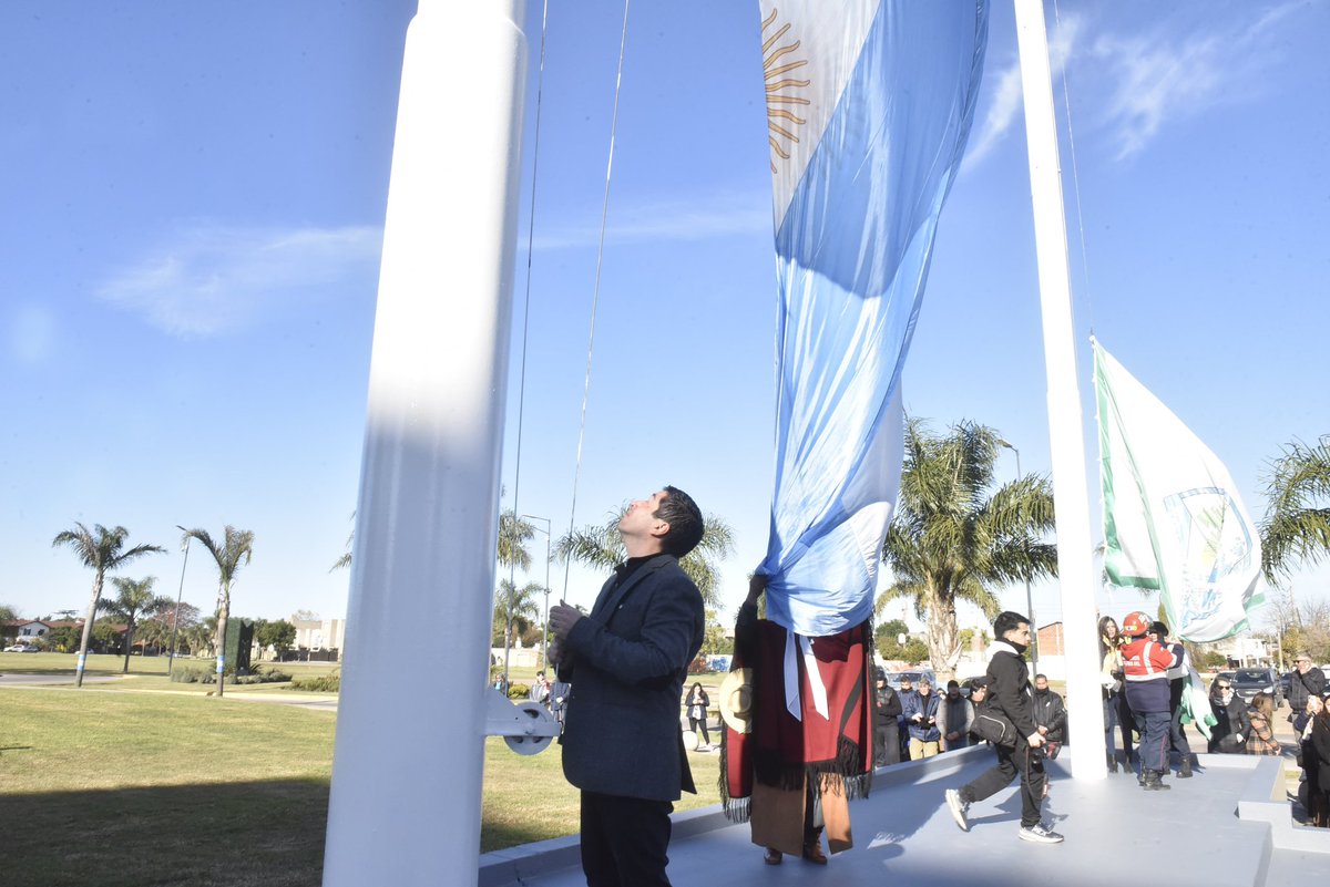 Nardini_Leo's tweet photo. ¡Feliz Día de la Patria, Malvinas! 🇦🇷❤️

Mantener en alto los colores y las insignias que nos identifican como argentinos significa recordar a diario los valores que nos inculcaron nuestros próceres al formar nuestra Nación.

Como ya es tradición cada #25DeMayo, nos reunimos en comunidad para izar nuestras banderas y celebrar juntos el Día de la Patria.