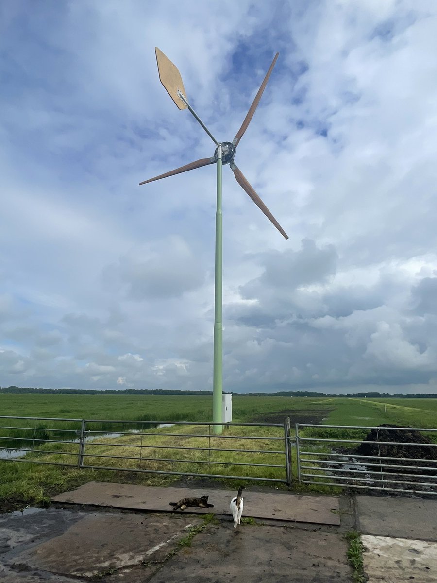 Bezoek van werkgroep RES aan kleine windmolen van melkveehouderij Booij in Lekkerkerk. Praktische informatie voor de evaluatie van het beleidskader.
