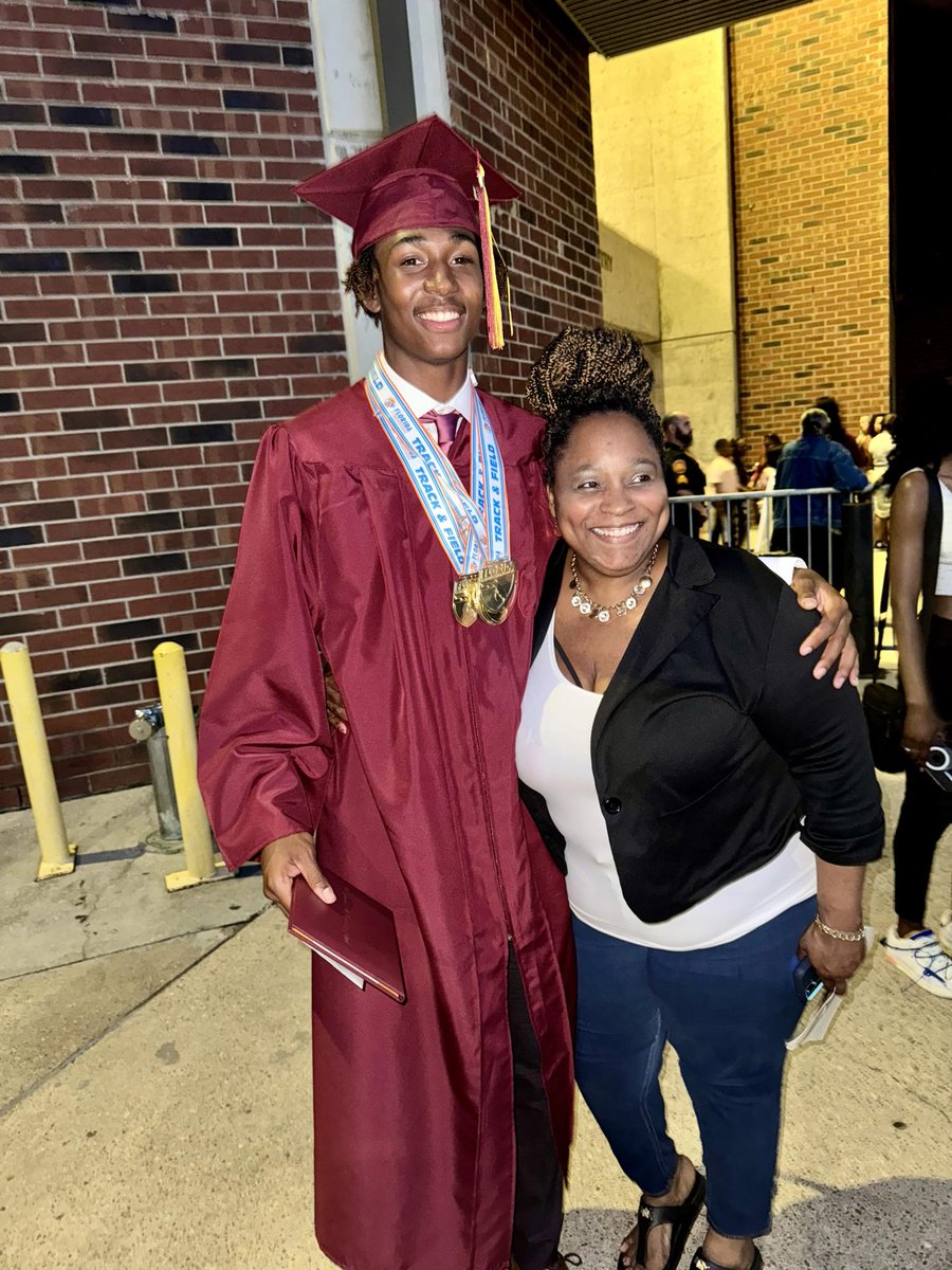 atankard74's tweet image. He Did It!! Now on to the next Chapter and this one will be better than the last! Congratulations lil cuz @Micahi_Danzy !! Proud of You! 👩🏾‍🎓❤💛❤👩🏾‍🎓🎉 #Classof2024 #FSUS #NextUpCollege #FSUTwitter