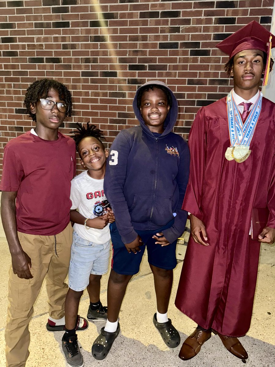 atankard74's tweet image. He Did It!! Now on to the next Chapter and this one will be better than the last! Congratulations lil cuz @Micahi_Danzy !! Proud of You! 👩🏾‍🎓❤💛❤👩🏾‍🎓🎉 #Classof2024 #FSUS #NextUpCollege #FSUTwitter