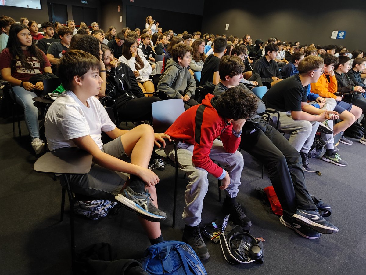 InsFrontMaritim's tweet photo. Ahir l'alumnat de 2n ESO va passar el matí rodejat de ciència i humor gràcies als monòlegs STEAM de 
@BigVanCiencia i del @PCB_UB https://t.co/2kwvth8lov