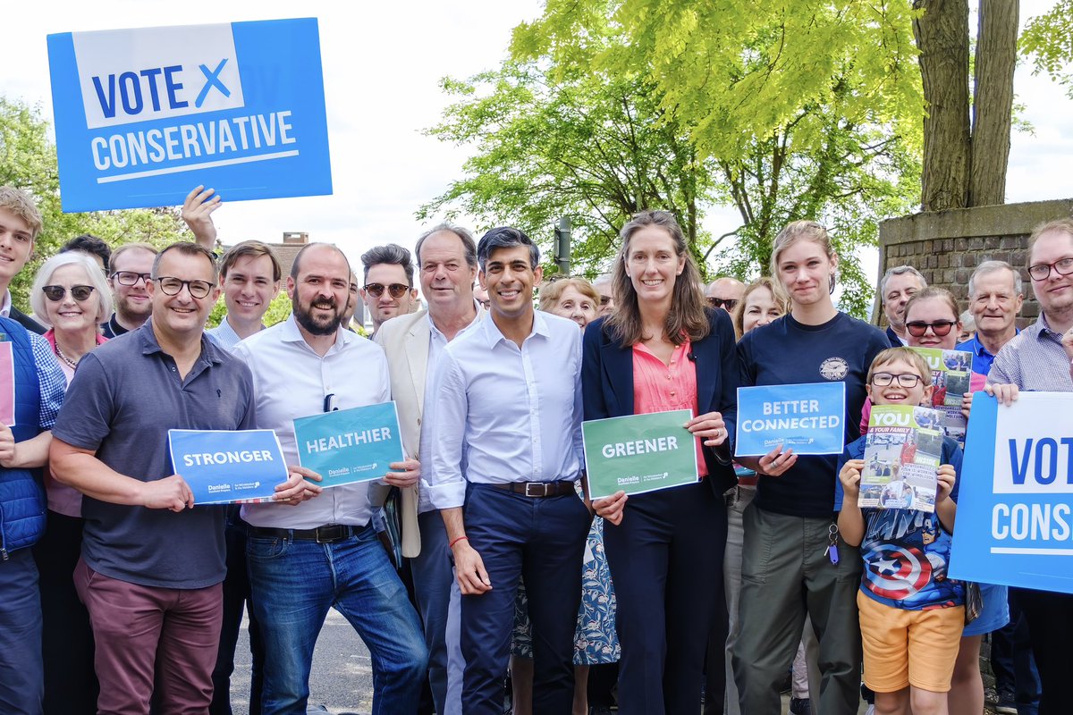 HammondWatch's tweet photo. That's just embarrassing. LibDems and the Prime Minister both campaigning in Wimbledon today and the LibDems get an activist turnout four times the size. https://t.co/JV1sXMIkup