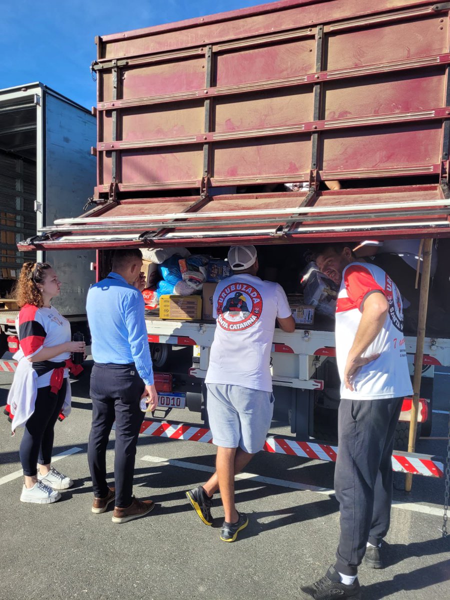 Nossos membros de SC acabaram de carregar um caminhão de 14 toneladas com doações que estão indo rumo ao RS! Isso é torcida organizada, isso é URUBUZADA! 🔴⚫️ #URUBUZADA #DefensoresdoManto