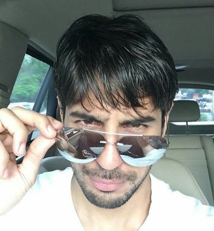 Sid Malhotra’s Dad selfies need to make a comeback !!!! @SidMalhotra 

#SidharthMalhotra