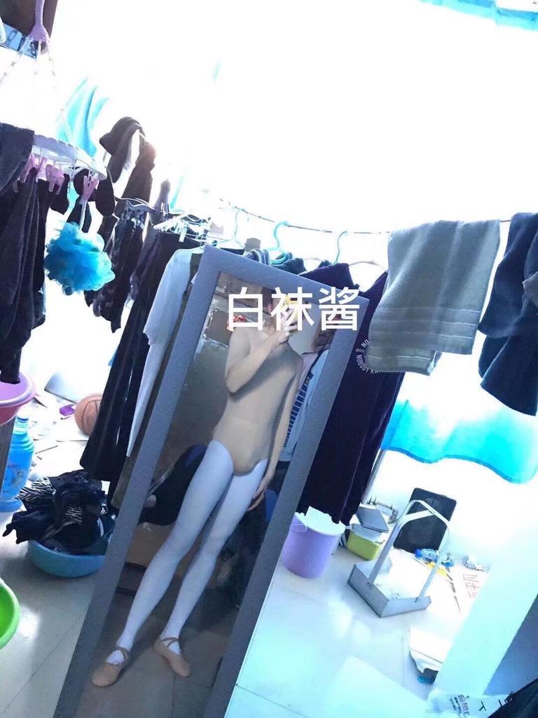 男生一枚，喜欢穿白裤袜舞蹈服，在推里寻找同好和喜欢的人，不喜吻喷