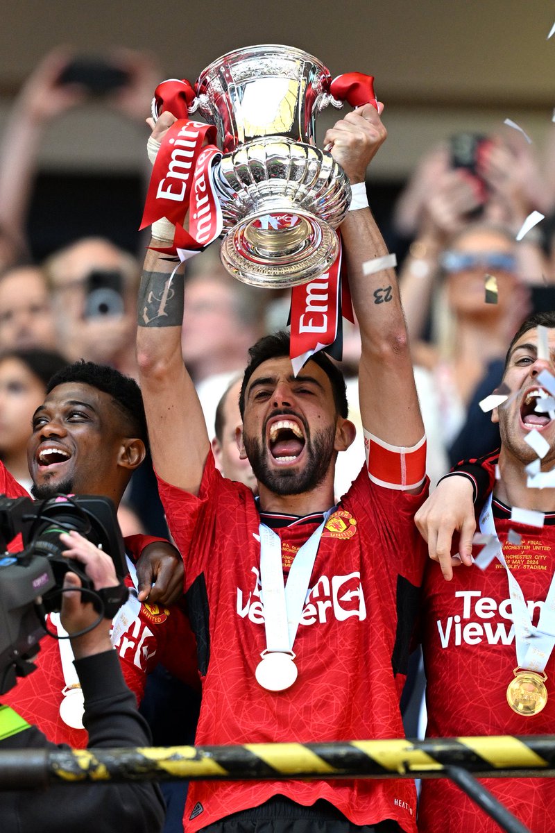 What a way to end a very tough season for <a href="/ManUtd/">Manchester United</a>! Congrats to all #Reds around the world. Today, we celebrate. 
#manunited #FACUP24 #Champions