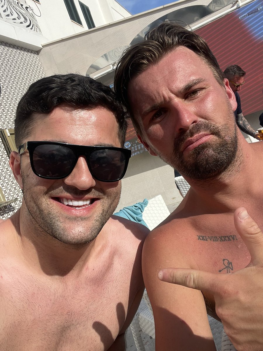 KOBBIE MAINOO SMOKES KDB FOR BREKKY AND IM HAVING IT BANG TIDYYYY