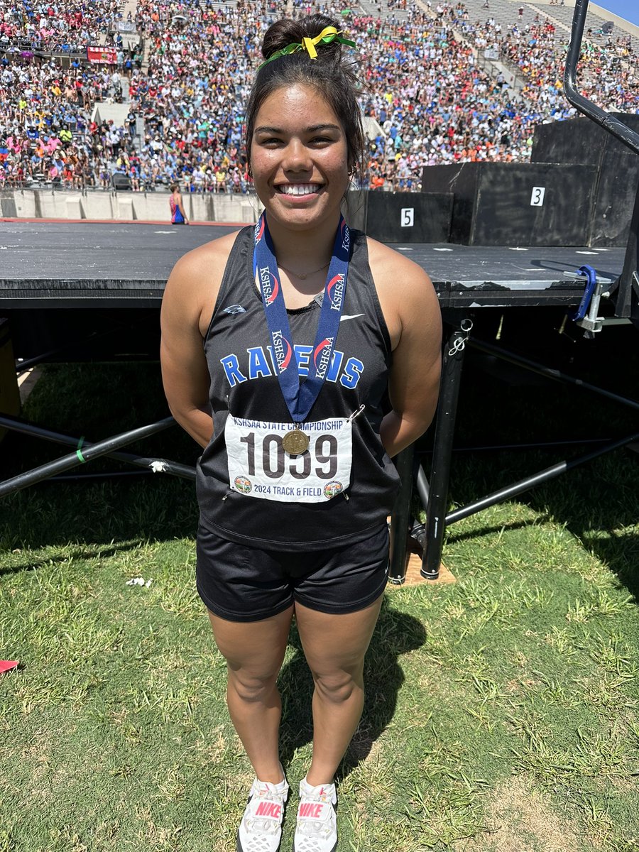 6A Discus champ 🥇

Val Galligan of Olathe-Northwest wins with a throw of 149’5. She also won the Javelin AND shot put yesterday. 

#trackinkansas