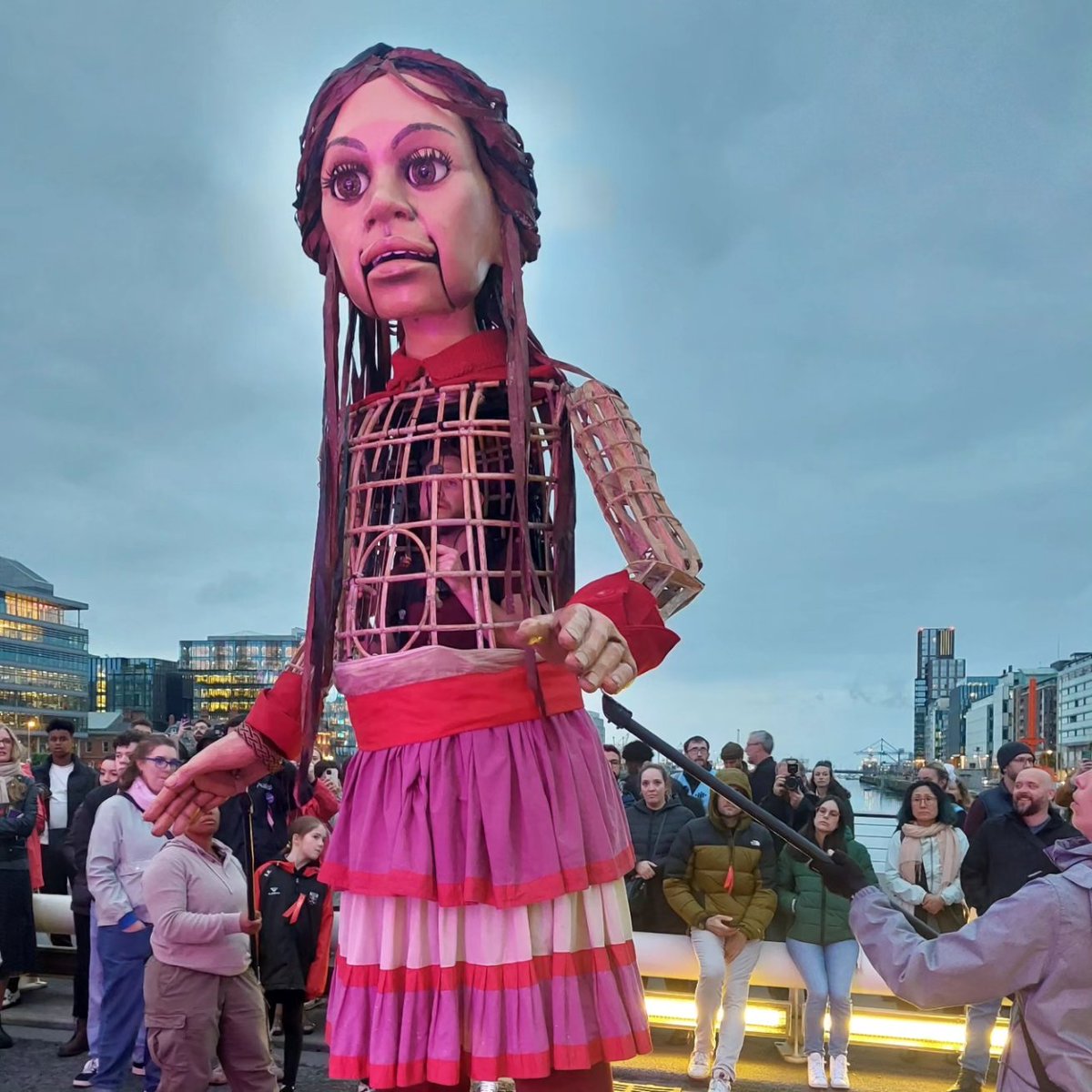 JanetPHorner's tweet photo. A beautiful event on the Samuel Beckett Bridge last night with Little Amal from Syria. We walked with her for a short part of her journey around the world, like millions of other displaced children seeking refuge and sanctuary. 🫶💚✨️ https://t.co/HbeefMgakC
