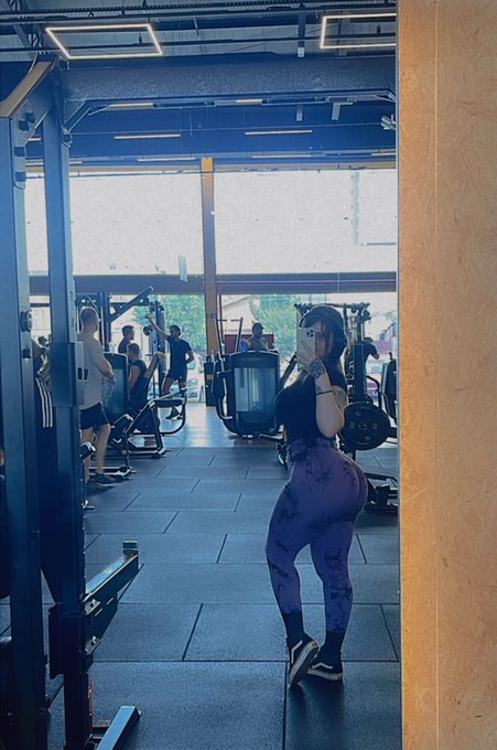 ocupada ficando mais gostosa 🔥 https://t.co/rQNG300P6l