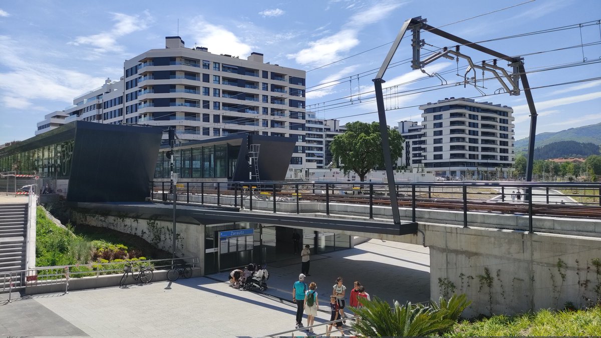 Mirad qué bien han resuelto el paso peatonal con las vías en Zarautz. Ancho y sin apenas inclinación, consiguiendo una solución segura y accesible sin tener que recurrir al soterramiento. 👍