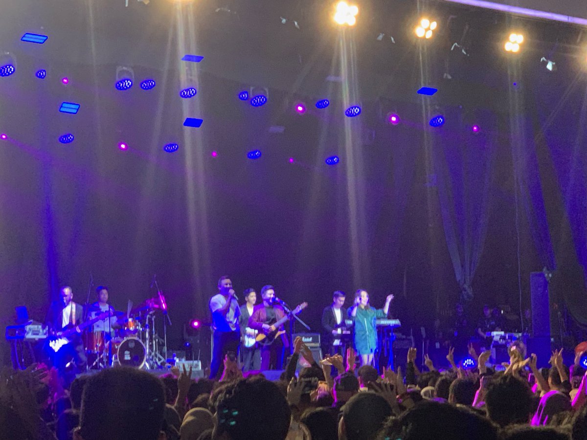 JavaJazzFest's tweet photo. @sayhivi takin' over #BNIJJF2024 with their killer set! ๐ธ๐ท This is what you call a vibe check. Be here! #JavaJazzStage https://t.co/NIEMaTbbxU