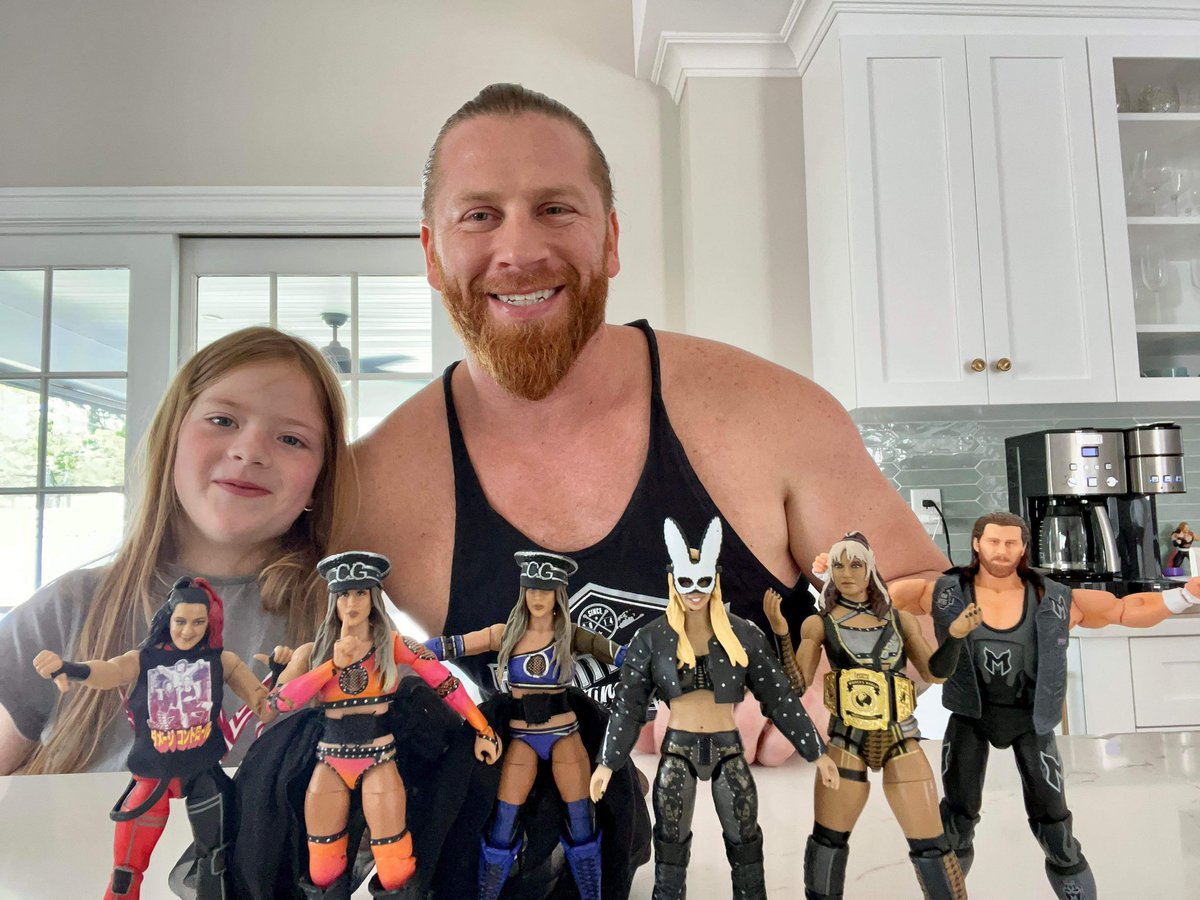 McKenzie Myers (daughter of @Myers_Wrestling) hoarded all her recent @RingsideC gets & #LetEmBreathe this morning. What a lineup of women’s wrestling figures & of course her dad’s! SHE EVEN OPENED A CHASE! @itsBayleyWWE @ImChelseaGreen @jmehytr #ScratchThatFigureItch