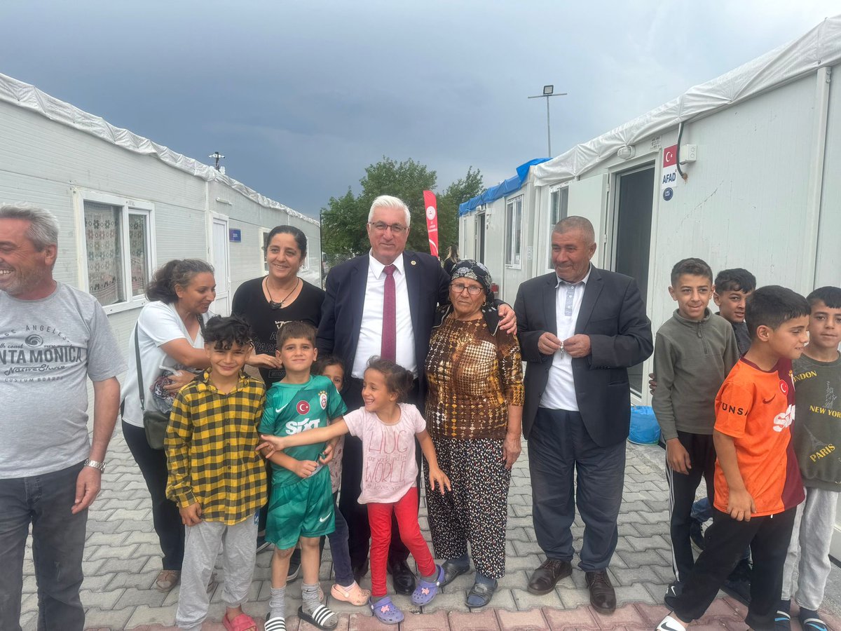 TCPazarcikBel's tweet photo. ❤️NARLI

Belediye Başkanımız SN. Av. Haydar İKIZER, Narlı konteyner kentte yaşayan vatandaşlarımızı ziyaret etti. Vatandaşlarımız ile dertleşen Başkanımız, vatandaşlarımızın talepleri noktasında gerekenin yapılacağının sözünü verdi.

Güzel bir Narlı için çalışmaya devam edeceğiz https://t.co/b6EBy61QgZ