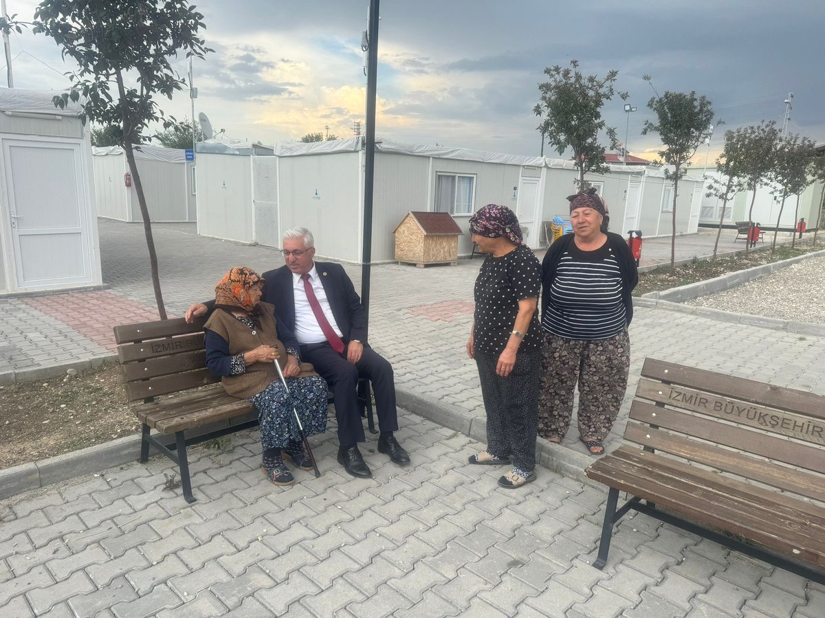 TCPazarcikBel's tweet photo. ❤️NARLI

Belediye Başkanımız SN. Av. Haydar İKIZER, Narlı konteyner kentte yaşayan vatandaşlarımızı ziyaret etti. Vatandaşlarımız ile dertleşen Başkanımız, vatandaşlarımızın talepleri noktasında gerekenin yapılacağının sözünü verdi.

Güzel bir Narlı için çalışmaya devam edeceğiz https://t.co/b6EBy61QgZ