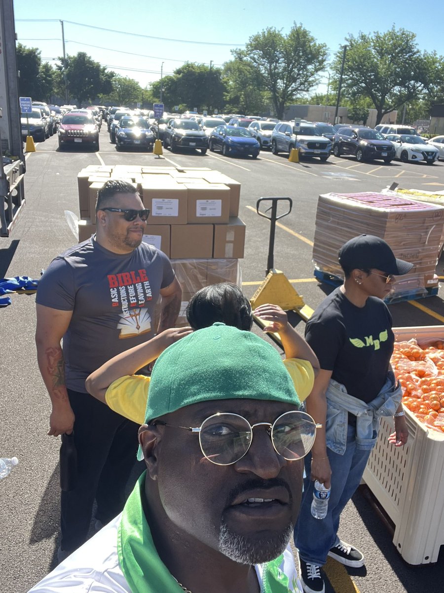 revrobertjones's tweet photo. My Best Track Club serving  today at the Joliet Food Giveaway!   What a blessing to be able to serve! https://t.co/mvf6qBJi6a