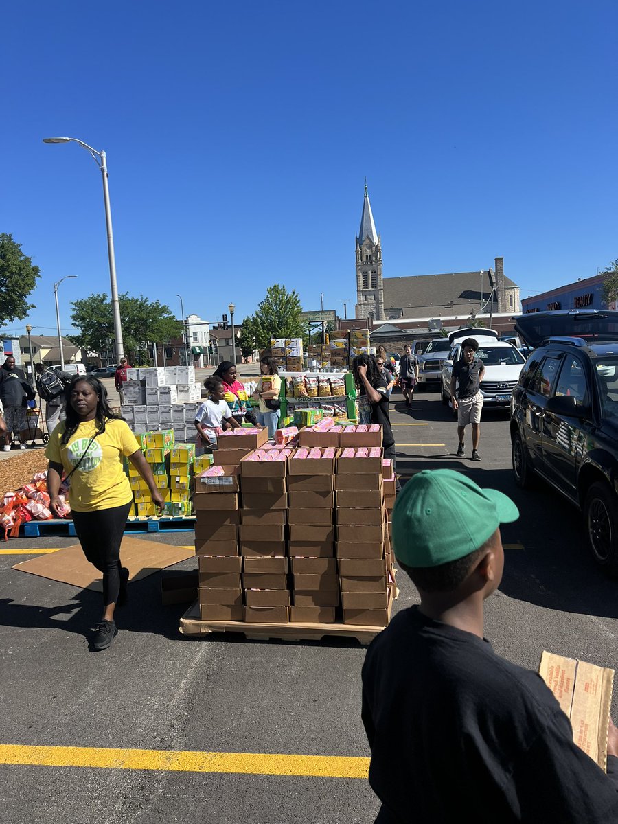 revrobertjones's tweet photo. My Best Track Club serving  today at the Joliet Food Giveaway!   What a blessing to be able to serve! https://t.co/mvf6qBJi6a
