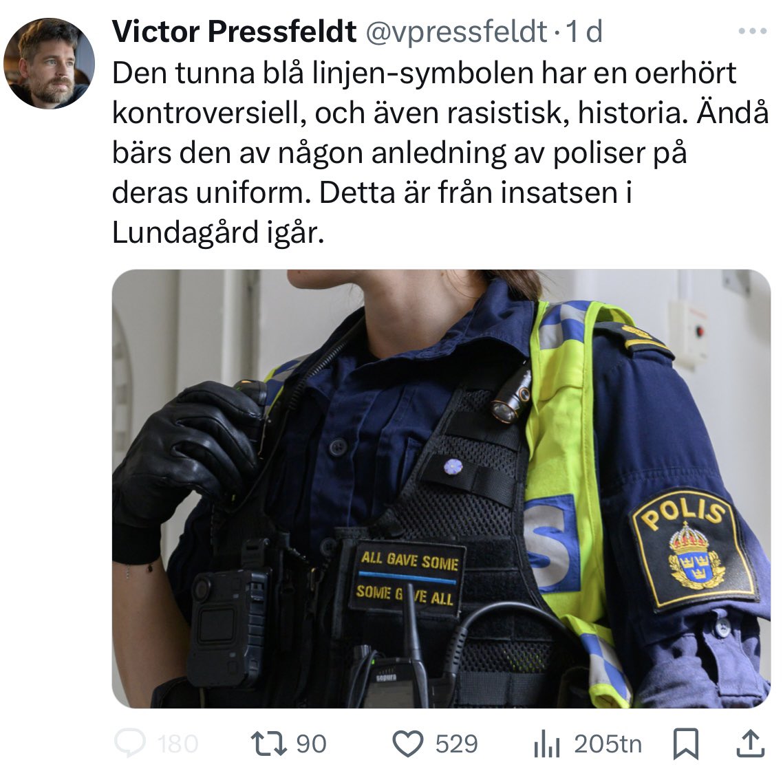 Såhär tänker jag: lille Victor ville säkert bli polis. 👮🏻‍♂️ Men så blev det aldrig så av någon outgrundlig anledning. 🤷🏻‍♀️ Nu är han därför så arg och bitter och hatar på alla poliser som får leva hans dröm. 😤 Det är inte lätt att vara Victor. 🤪