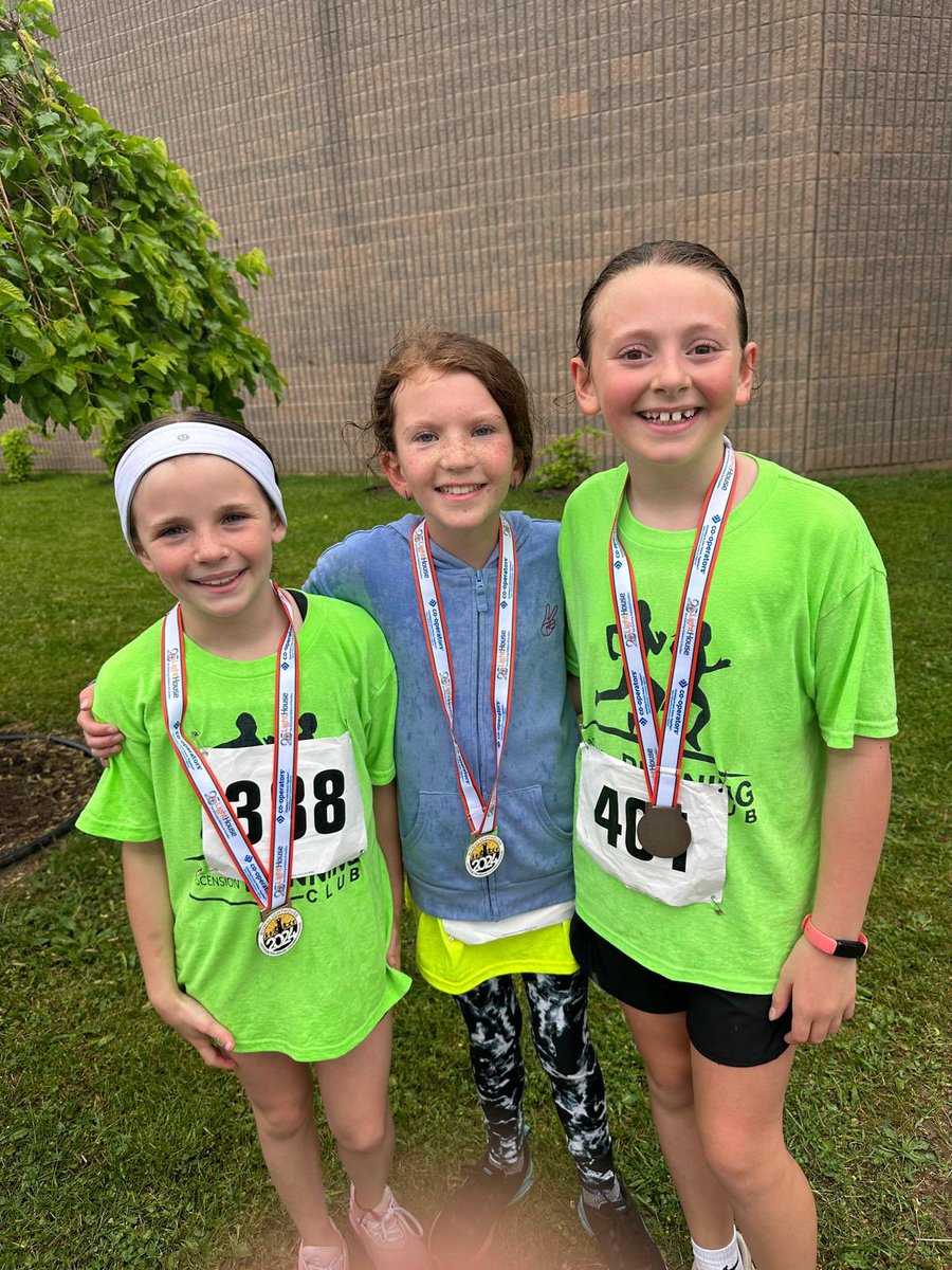 ColleenPittam's tweet photo. Huge Thank You to @mrs_saraphanian and the @AscensionHcdsb Teacher who make this possible. Coming to school early three days a week to train all these runners. ❤️ https://t.co/NdWLu1Y7DF
