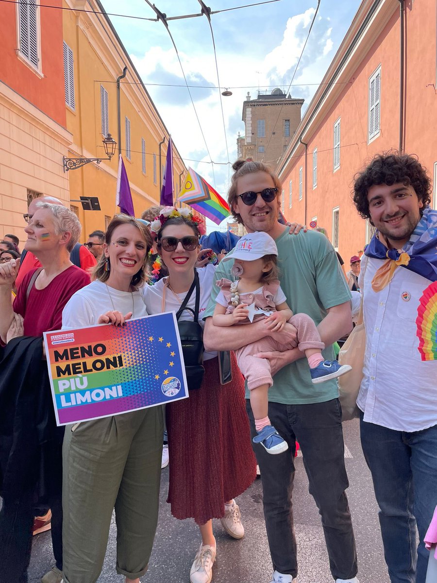 Antonella_Soldo's tweet image. 🏳️‍🌈 Di più diritti non è mai morto nessuno, di meno diritti sì!

Per me oggi partecipare al #Modenapride è stata la cosa più naturale del mondo. Da anni partecipo a questo importante momento per i diritti di tutti, non solo della comunità LGBTQI+
