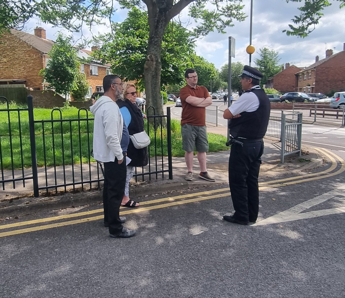 CllrMSIslam's tweet photo. My 2 fellow councillors Cllr jan sweeting and Cllr Scott Farley and I with SNT team PC Jasdeep Mukkar and PC Jacob visiting West Drayton ward finding any issues.
Thank you West Drayton met police. https://t.co/HjQ0OkN773