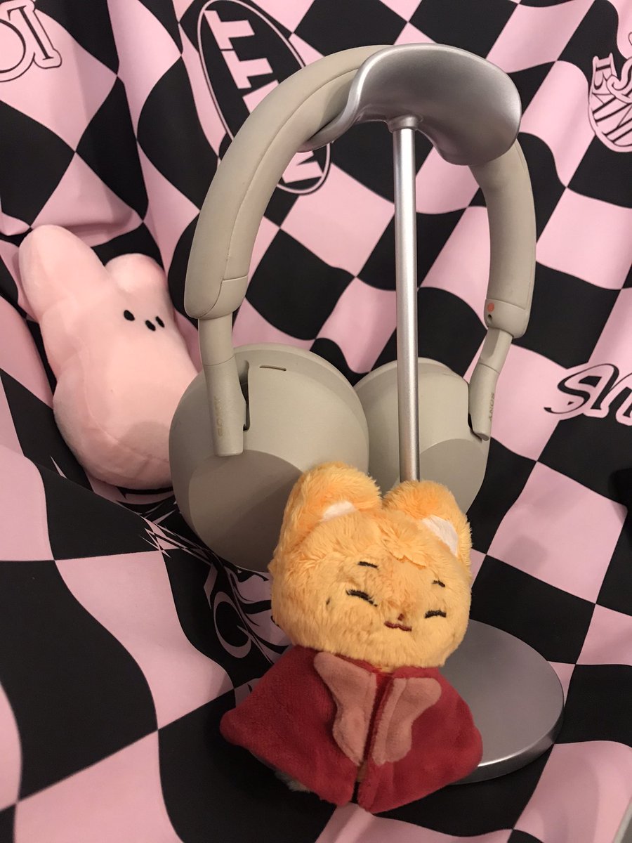 😽모두다토끼
락앤롤 힙한 매튜를 한껏 느낄 수 있어서 좋았어요!! 럭드는 마감이라고 하셔서 아숩게 못했어여… 럭드 너무너무 이뻤는데 나중에 통판나오길 기대합니다🥹🥹 그래도 나눔존에 나눔물품 잘 두고와서 다행입니당😋 맘에 들어하셨음 좋겠네요!!

#LOVESPIRITBAND
#락스타매튜준비왈려