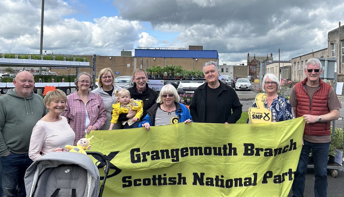 Great to be campaigning with this top team in #Grangemouth (Never too young to get that yellow jacket on and start).... And thank you for all the messages of support! #AlloaAndGrangemouth #VoteSNP
