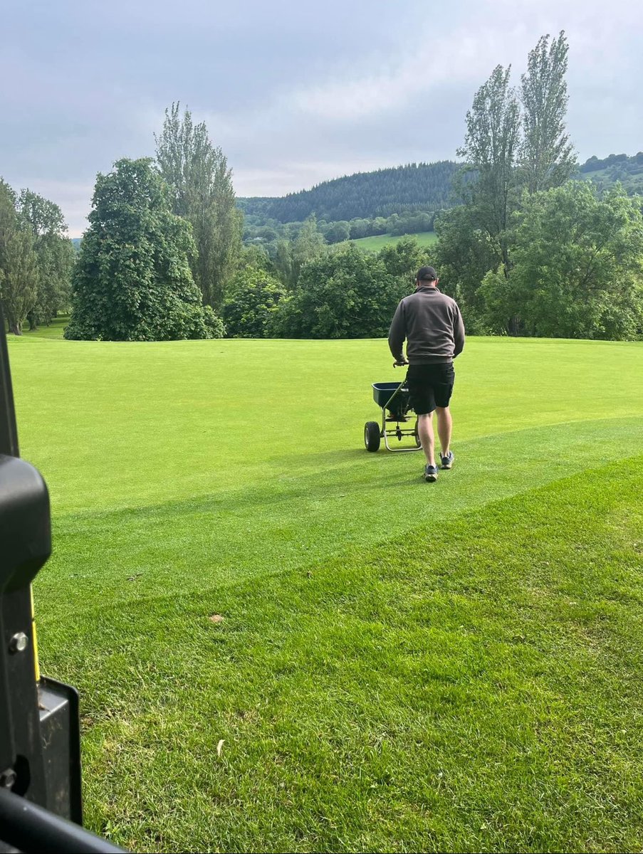 Evening application @Sustane_NF 4-6-4 💩 ahead of the rain ☔️ and there was me thinking I’d have to fire up the irrigation 😂

Having a flexible team ensures we get product out maximising effectiveness 💪

#turfhealth #nutrition @MonmouthshireGC @AgrovistaAMNTY @CallumHutchTurf