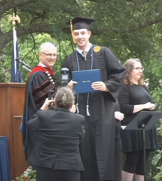 shsfan475's tweet photo. Congratulations to Southport grad @MattMunoz3340 on his graduation from Hanover College today! 👨‍🎓🏀 https://t.co/jG8vRcGtGU
