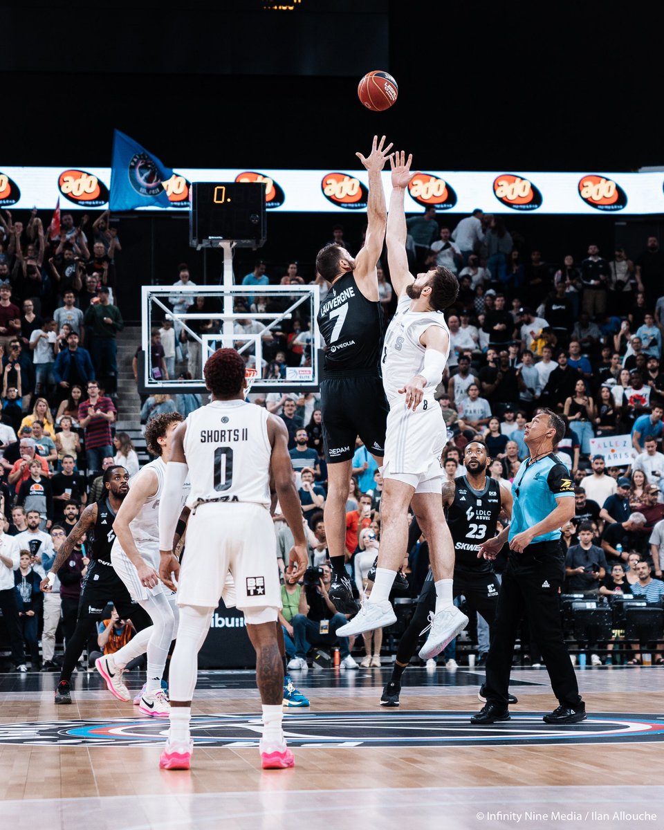 LDLCASVEL's tweet photo. ⛹️ #PlayoffsLNB / G2 Demi-finale - Mi-temps
⚪️ @ParisBasketball - 3️⃣7️⃣
⚫️ LDLC ASVEL - 4️⃣4️⃣
🎥 @lachainelequipe
#LDLCASVEL https://t.co/v0PaD8KmPU