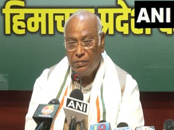 ani_digital's tweet photo. This election is people vs Modi, people vs BJP, people vs RSS: Kharge
Read @ANI Story | https://t.co/hql3KKA3GF
#Shimla #HimachalPradesh #Congress #MallikarjunKharge #PrimeModi #BJP #RSS https://t.co/C9hNTcpWvQ