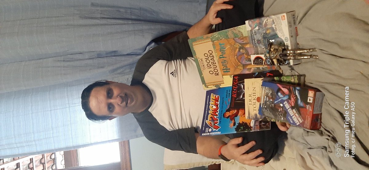 QG_Engel's tweet image. ♉🧩 Feliz dia de orgulho nerd 🤓 uma parte do que coleciono, estudo para vídeos do canal tem muito mais livros 📚
#orgulhonerd #estudos #livros #vídeo #qgnerdengel