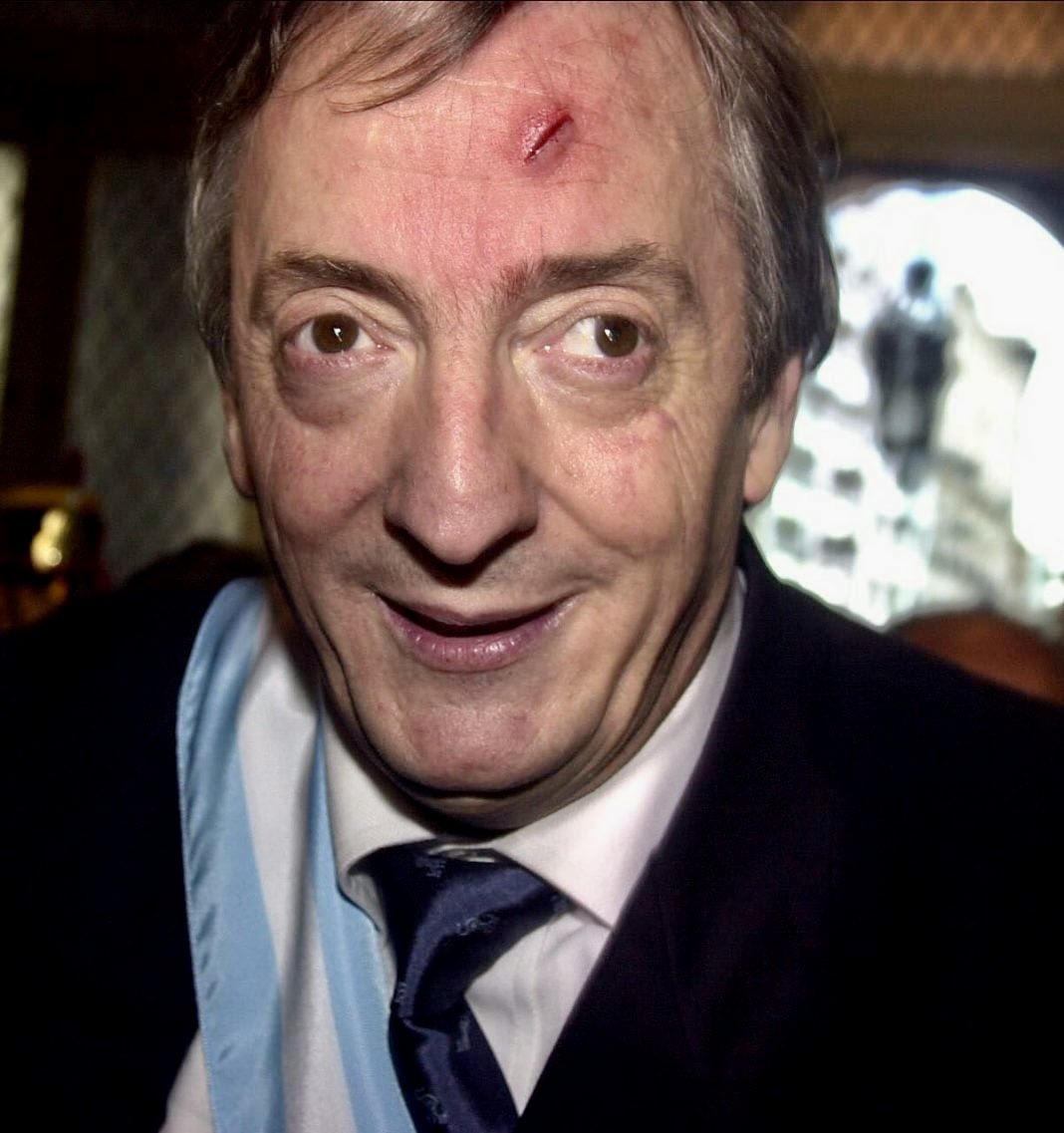 Con más desocupados que votos, el 25 de mayo de 2003 asumía un presidente que demostró que de la crisis no se sale con más ajuste y miseria. Con coraje y decisión, Néstor Kirchner canceló la deuda con el FMI sin hacerle pagar el costo al pueblo, y sacó a la Argentina del