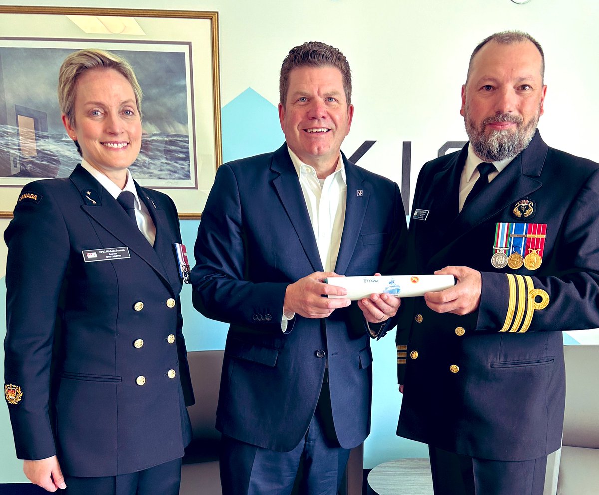 It was a great surprise today to be presented with a City of Ottawa flag that flew on the great @HMCSOTTAWA in Port Kelang Malaysia during naval operations in 2006-07.  A great piece of @RoyalCanNavy naval history 🇨🇦 Soyez fier de votre Marine !