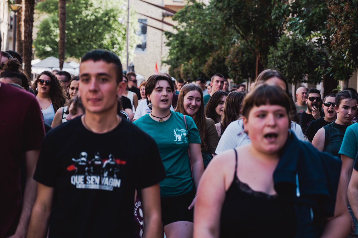 Gaur Bergarako kaleetan Garraio Publiko duinaren aldarria ozen zabaldu dugu. Gazteok argi dugu bizitza duinen bidean ezinbesteko zaigula egun dagoen garraio sistema hobetu eta mugikortasun eredu berrietara bidean baldintzak borrokatzea. 

#BizitzaDuinak
#GarraioPublikoDuina