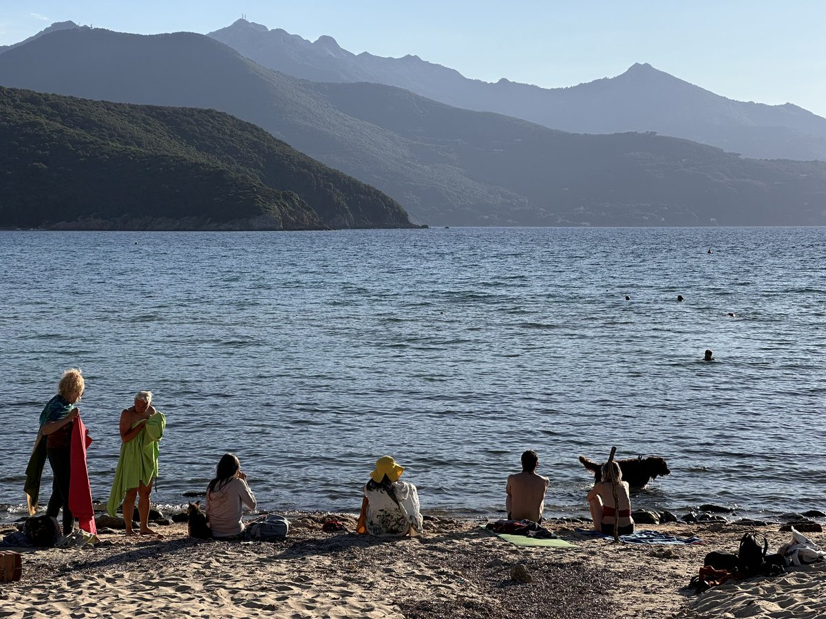 Dopo una meditazione a contatto con la terra, con la Madre. Oliver ama l’acqua. Cercare i sassi fra le onde, conquistare le coccole di tutti. E immergersi ancora, assaporando ogni momento con la sensazione che sia sempre una nuova scoperta.