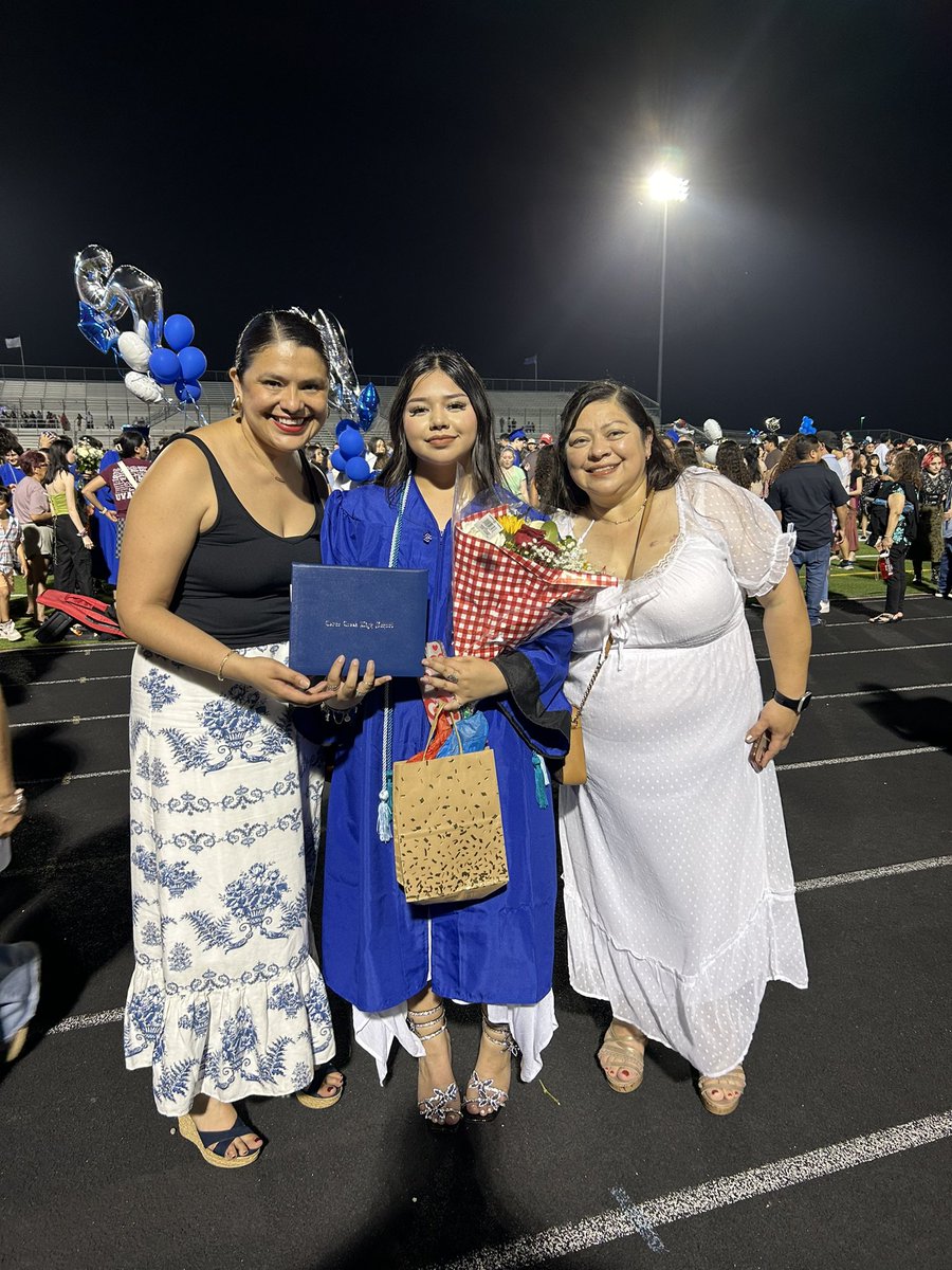 MontserratforTX's tweet photo. Felicidades Jennifer! She was in my Pre-k class back in Class 2010-2011 at Lucy Read Demonstration Prek Center! So proud of her accomplishments and bilingualism! #proudteachermoment #DREAMBig #BilingualismIsASuperPower #PrekWorks #PublicSchoolProud @BastropISD @AustinISD https://t.co/lSlq40T2J1