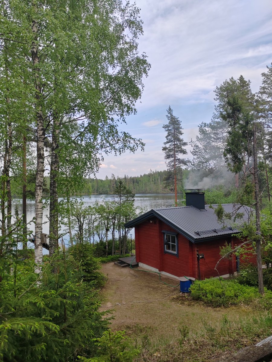 Kävin saunassa ja tuli kuuma joten menin uimaan. Alussa vilutti no ei ollutkaan kylmä. Virkisti👍Hyvä minä😊#Finland #Jaala #cottage #sauna #swimminginlake